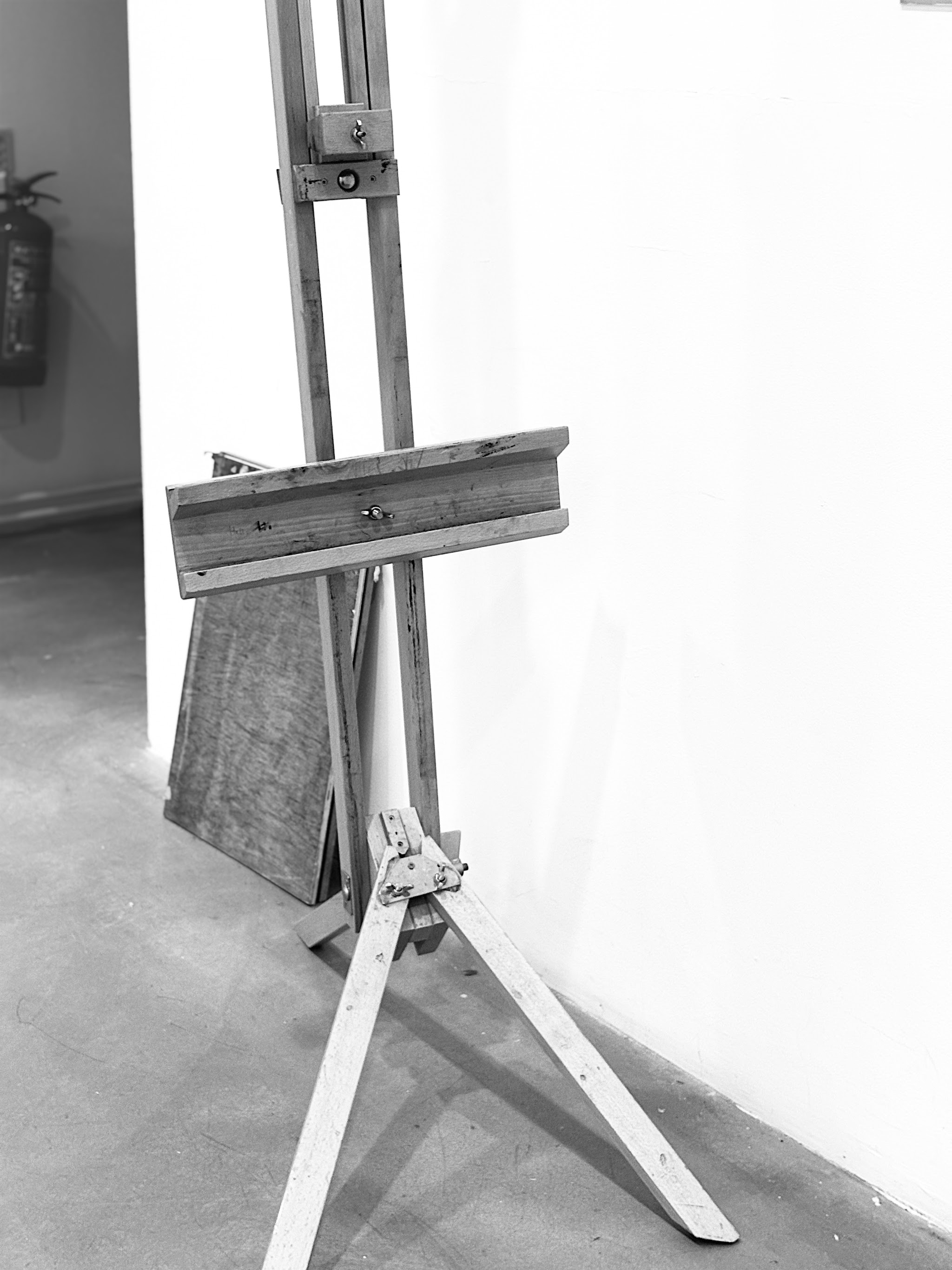 An easel ready for a session